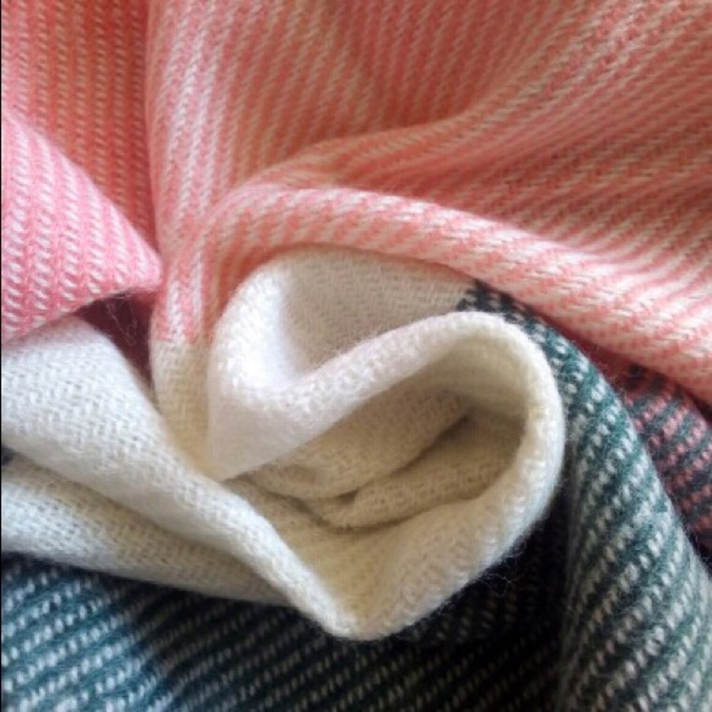 ✨Cashmere/Wool Blend Plaid Scarf✨ - Picture 2 of 4